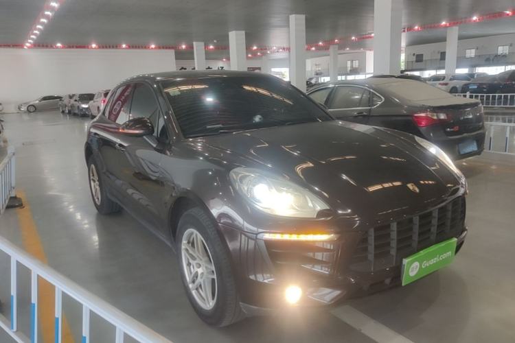 Used Porsche Macan 2016 Macan 2.0T Front Right 45 Deg