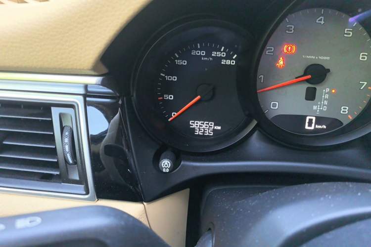 Used Porsche Macan 2016 Macan S 3.0T Odometer Close Up
