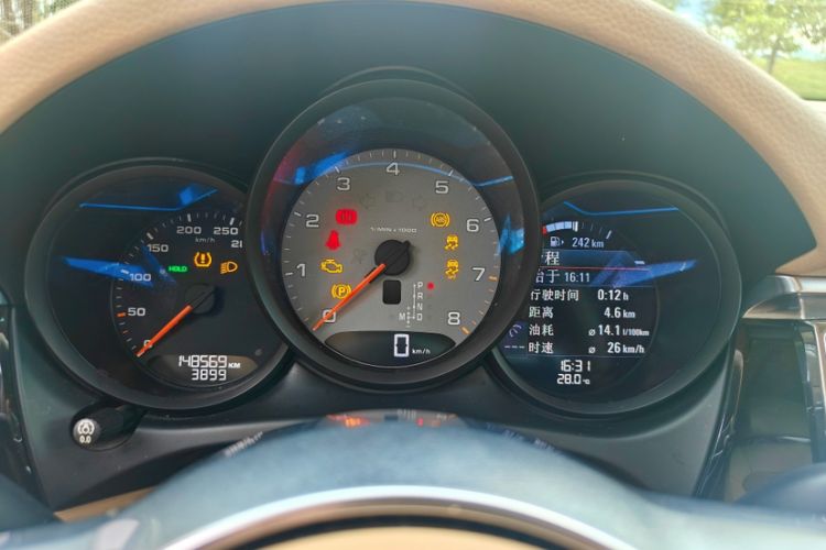 Used Porsche Macan 2016 Macan S 3.0T Odometer Close Up