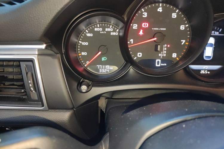 Used Porsche Macan 2016 Macan 2.0T Odometer Close Up