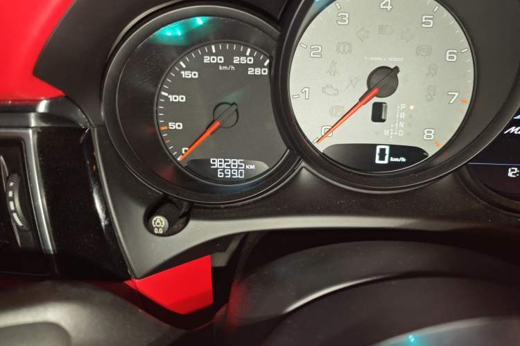 Used Porsche Macan 2016 Macan S 3.0T Odometer Close Up
