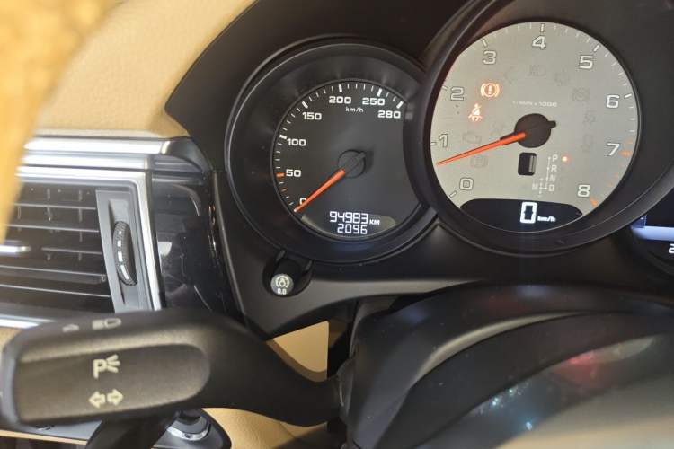 Used Porsche Macan 2016 Macan S 3.0T Odometer Close Up