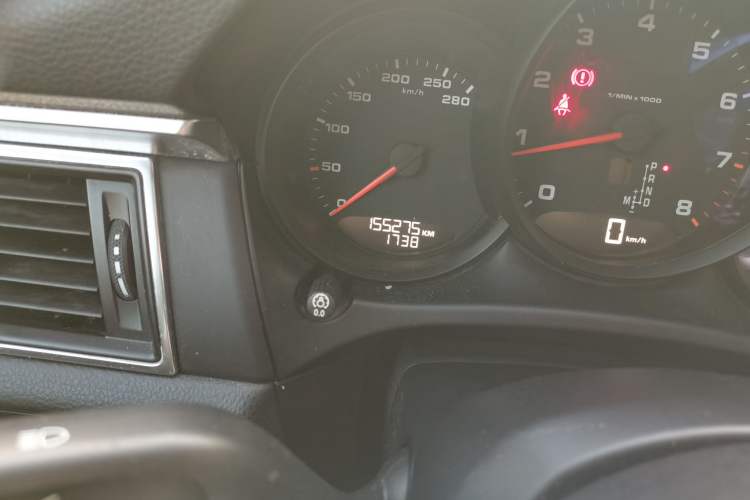 Used Porsche Macan 2016 Macan 2.0T Odometer Close Up