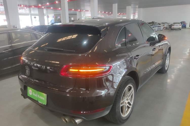 Used Porsche Macan 2016 Macan 2.0T Rear Right 45 Deg