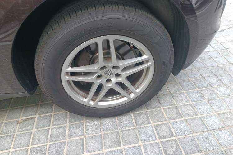Used Porsche Macan 2016 Macan 2.0T Right Front Wheel Hub