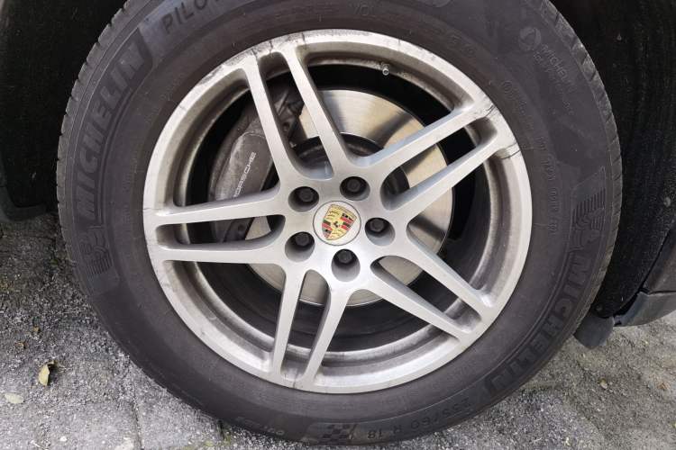 Used Porsche Macan 2016 Macan 2.0T Right Front Wheel Hub