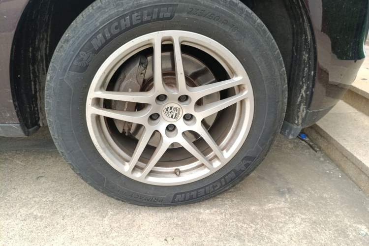 Used Porsche Macan 2016 Macan 2.0T Right Front Wheel Hub