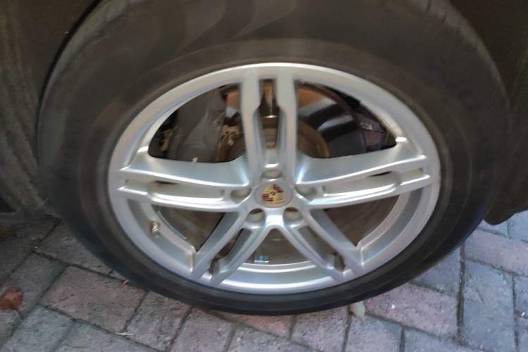 Used Porsche Macan 2016 Macan 2.0T Right Front Wheel Hub