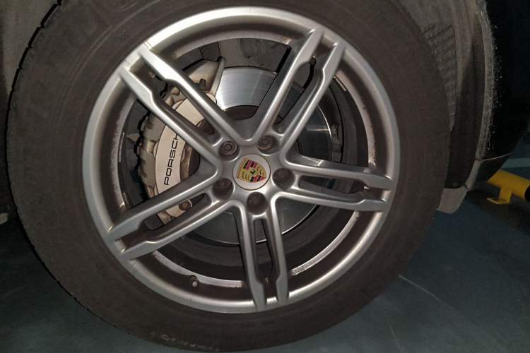 Used Porsche Macan 2016 Macan S 3.0T Right Front Wheel Hub