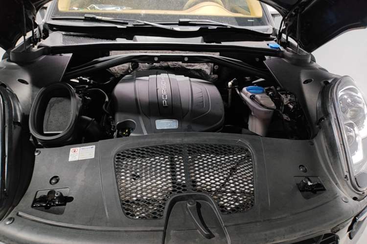 Used Porsche Macan 2016 Macan 2.0T Engine Bay