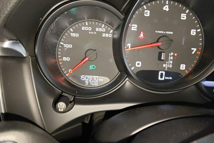 Used Porsche Macan 2016 Macan 2.0T Odometer Close Up