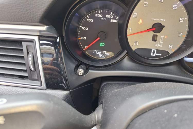 Used Porsche Macan 2016 Macan S 3.0T Odometer Close Up