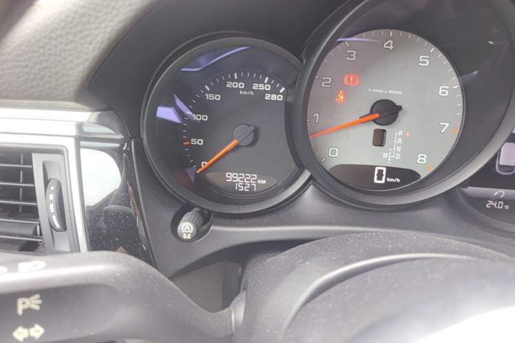 Used Porsche Macan 2016 Macan S 3.0T Odometer Close Up