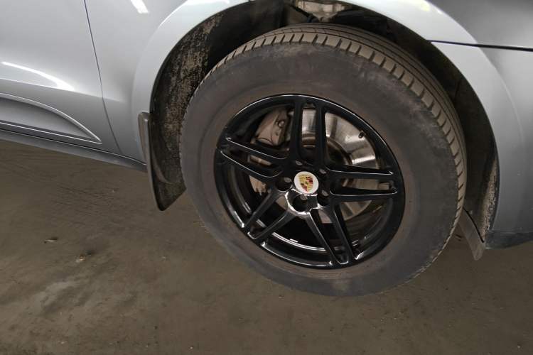Used Porsche Macan 2016 Macan 2.0T Right Front Wheel Hub