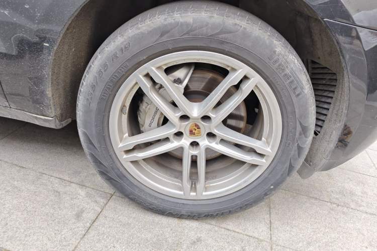 Used Porsche Macan 2016 Macan S 3.0T Right Front Wheel Hub
