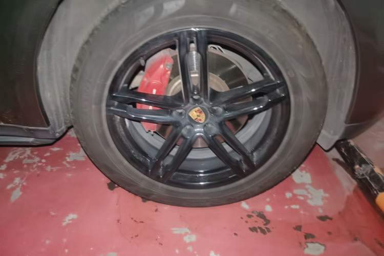 Used Porsche Macan 2016 Macan 2.0T Right Front Wheel Hub