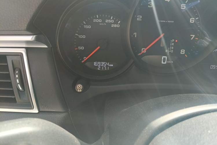Used Porsche Macan 2016 Macan 2.0T Odometer Close Up
