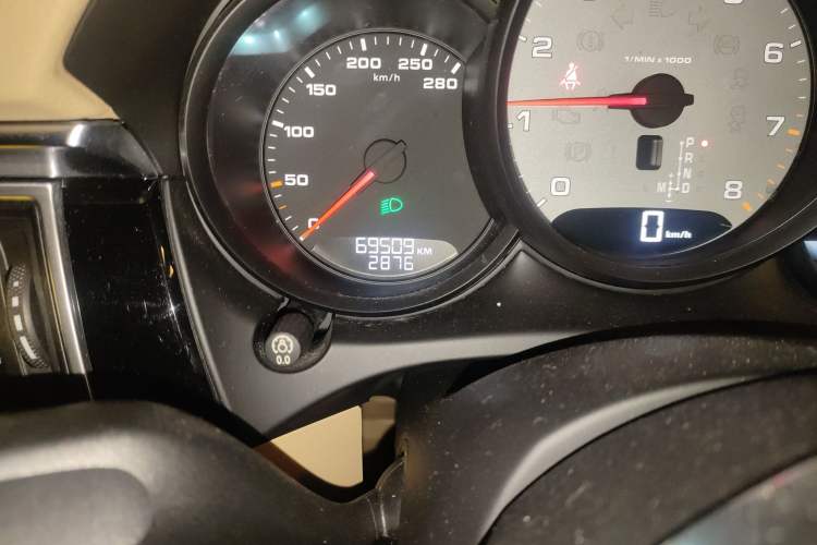 Used Porsche Macan 2016 Macan S 3.0T Odometer Close Up