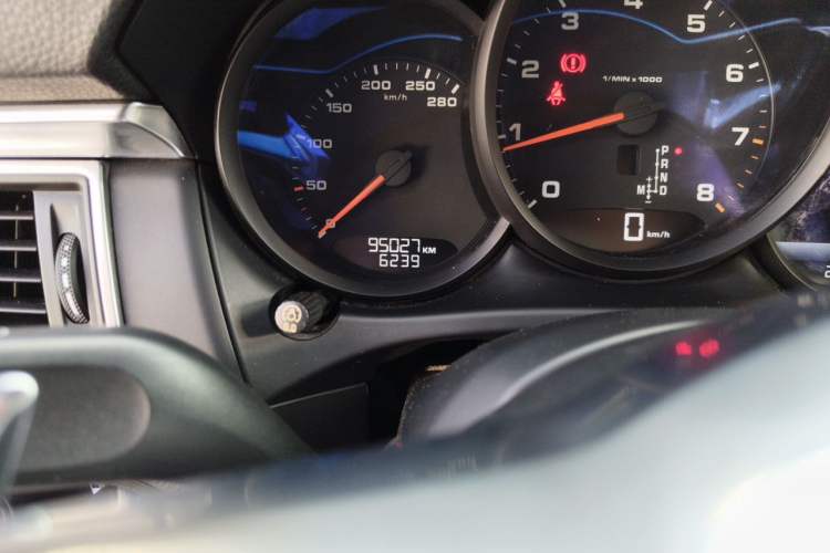 Used Porsche Macan 2016 Macan 2.0T Odometer Close Up