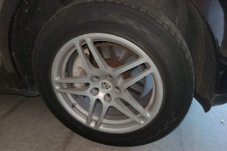 Used Porsche Macan 2016 Macan 2.0T Right Front Wheel Hub
