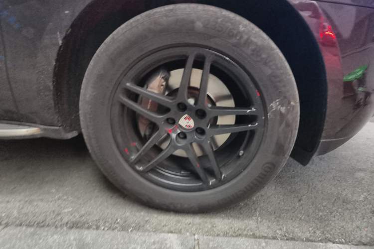 Used Porsche Macan 2016 Macan 2.0T Right Front Wheel Hub