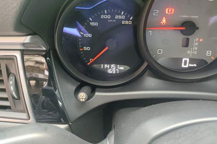 Used Porsche Macan 2016 Macan S 3.0T Odometer Close Up