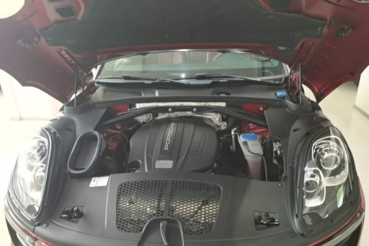 Used Porsche Macan 2016 Macan 2.0T Engine Bay