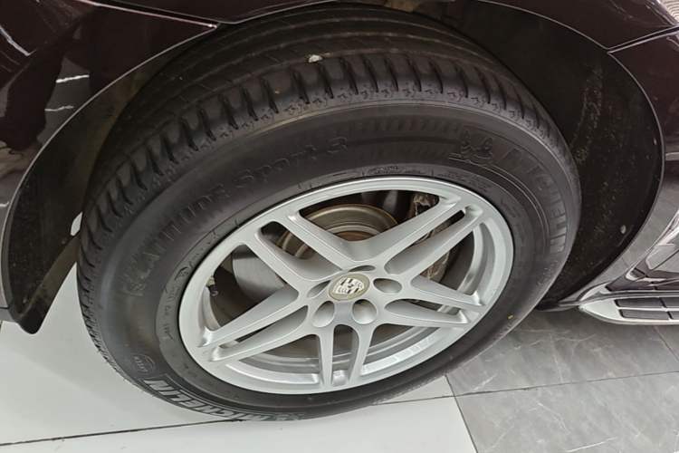 Used Porsche Macan 2016 Macan 2.0T Left Front Wheel Hub