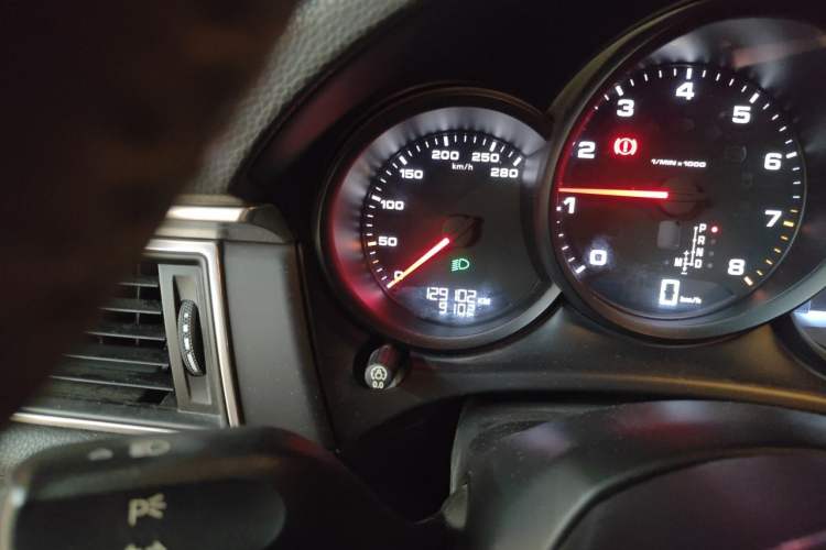 Used Porsche Macan 2016 Macan 2.0T Odometer Close Up