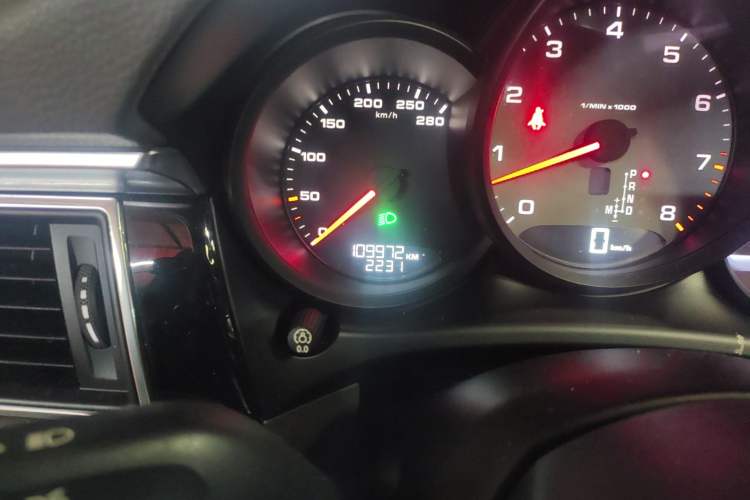 Used Porsche Macan 2016 Macan S 3.0T Odometer Close Up