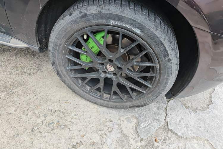Used Porsche Macan 2016 Macan 2.0T Right Front Wheel Hub