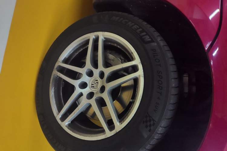 Used Porsche Macan 2016 Macan S 3.0T Right Front Wheel Hub