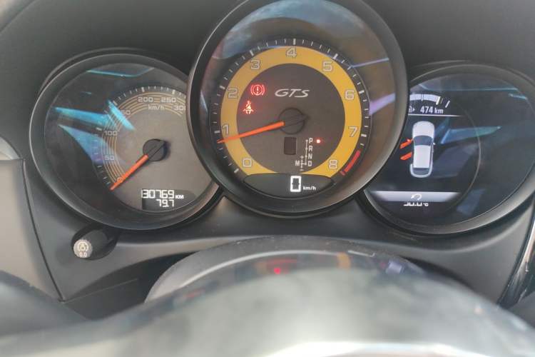 Used Porsche Macan 2016 Macan 2.0T Odometer Close Up