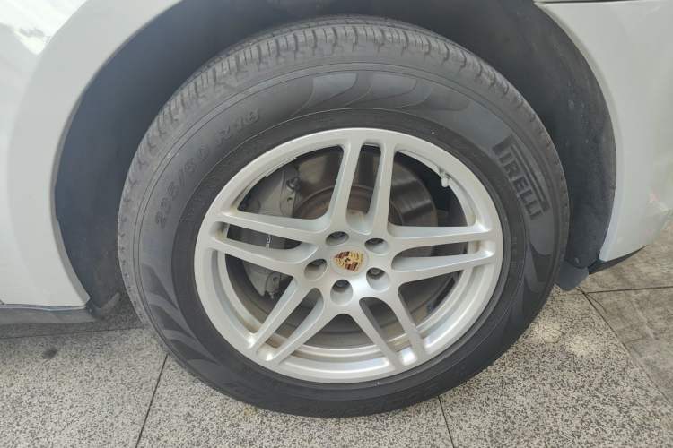 Used Porsche Macan 2016 Macan 2.0T Right Front Wheel Hub