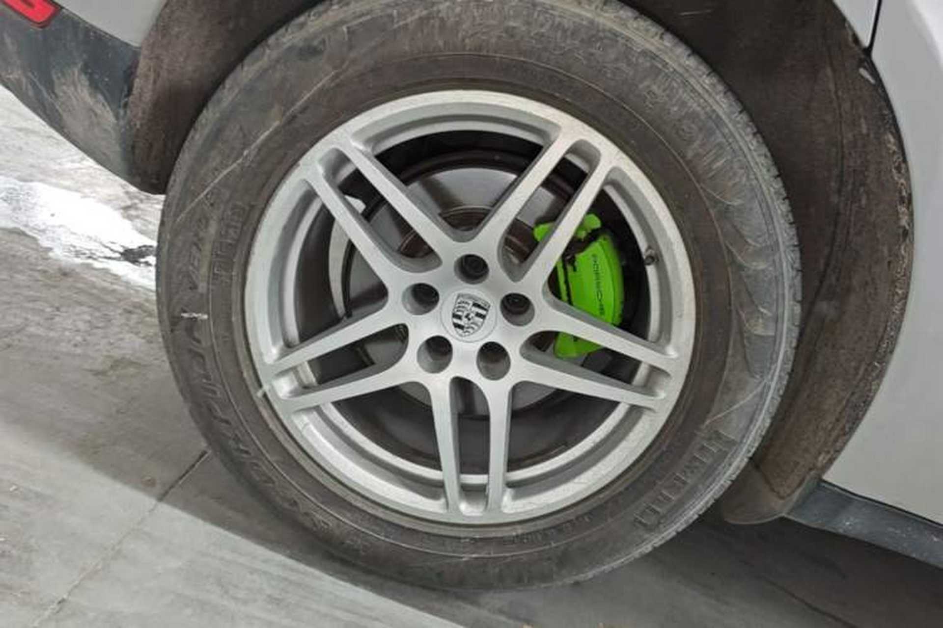 Used Porsche Macan 2016 Macan 2.0T Right Rear Wheel Hub