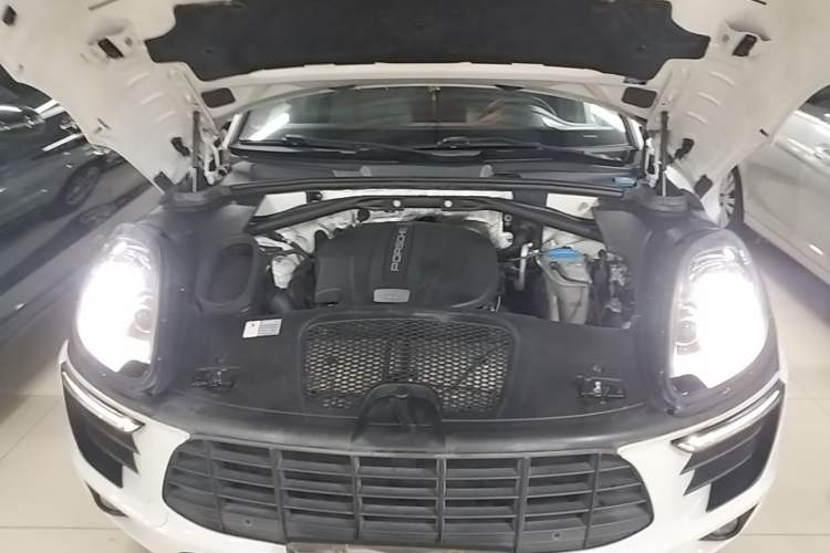 Used Porsche Macan 2016 Macan 2.0T Engine Bay