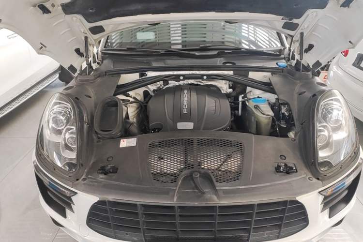 Used Porsche Macan 2016 Macan 2.0T Engine Bay