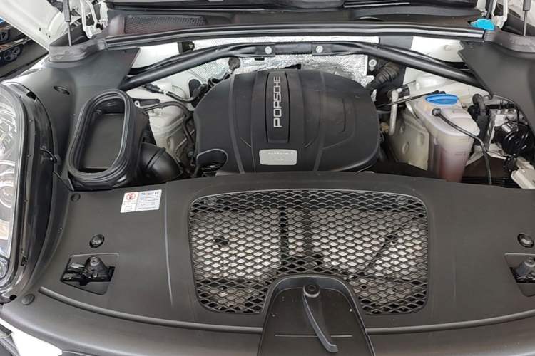 Used Porsche Macan 2016 Macan 2.0T Engine Bay