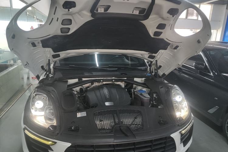 Used Porsche Macan 2016 Macan 2.0T Engine Bay