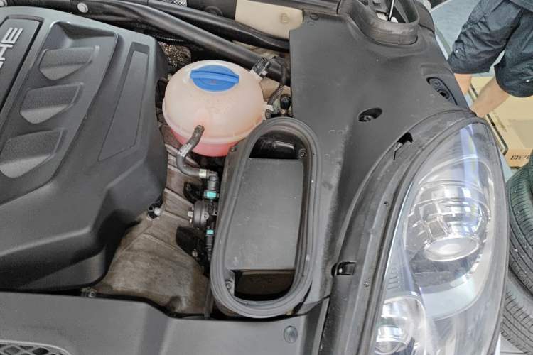 Used Porsche Macan 2016 Macan S 3.0T Engine Bay Left