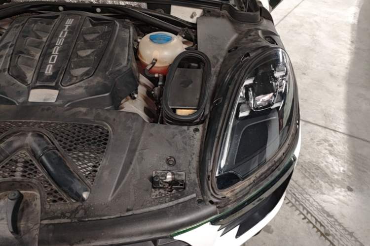 Used Porsche Macan  Engine Bay Left