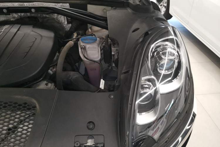 Used Porsche Macan 2016 Macan 2.0T Engine Bay Left