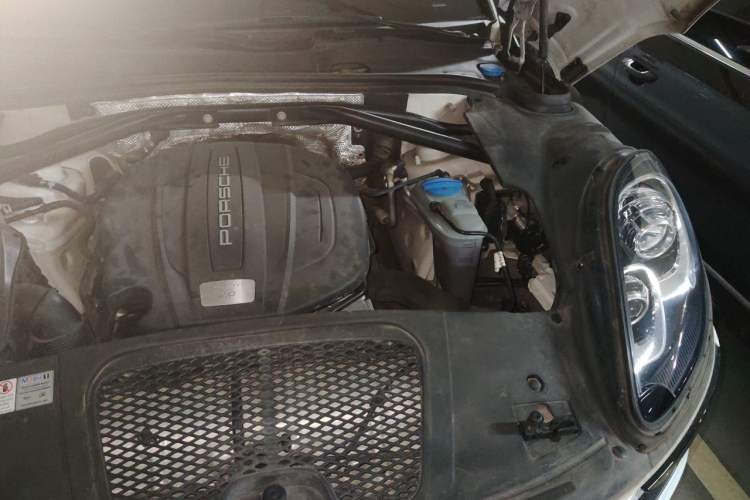 Used Porsche Macan 2016 Macan 2.0T Engine Bay Left