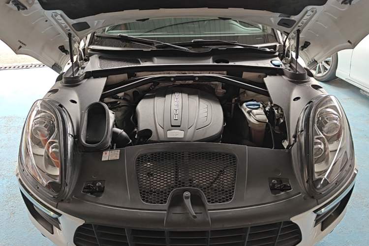 Used Porsche Macan 2016 Macan 2.0T Engine Bay