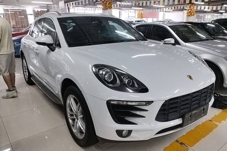 Used Porsche Macan 2016 Macan 2.0T Front Right 45 Deg