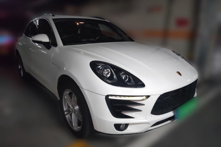 Used Porsche Macan 2016 Macan 2.0T Front Right 45 Deg
