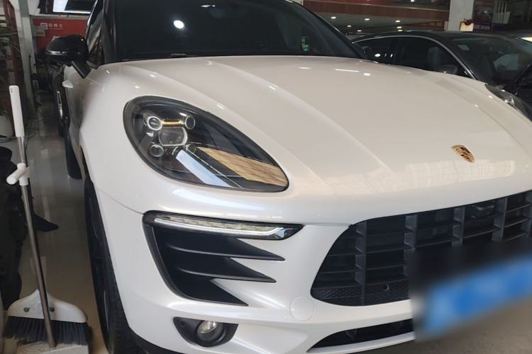 Used Porsche Macan 2016 Macan 2.0T Front Right 45 Deg