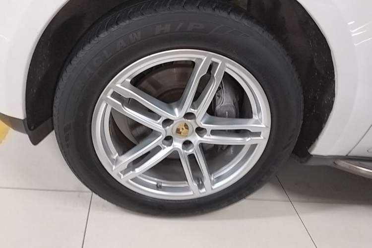 Used Porsche Macan 2016 Macan 2.0T Left Front Wheel Hub