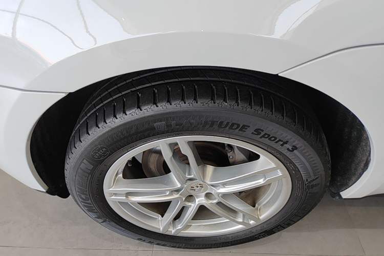 Used Porsche Macan 2016 Macan 2.0T Left Front Wheel Hub