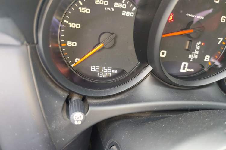 Used Porsche Macan 2016 Macan 2.0T Odometer Close Up